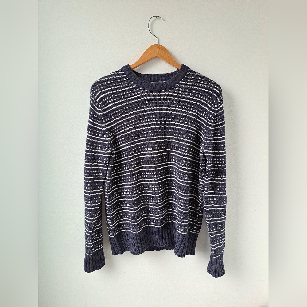 White and navy men knit sweater